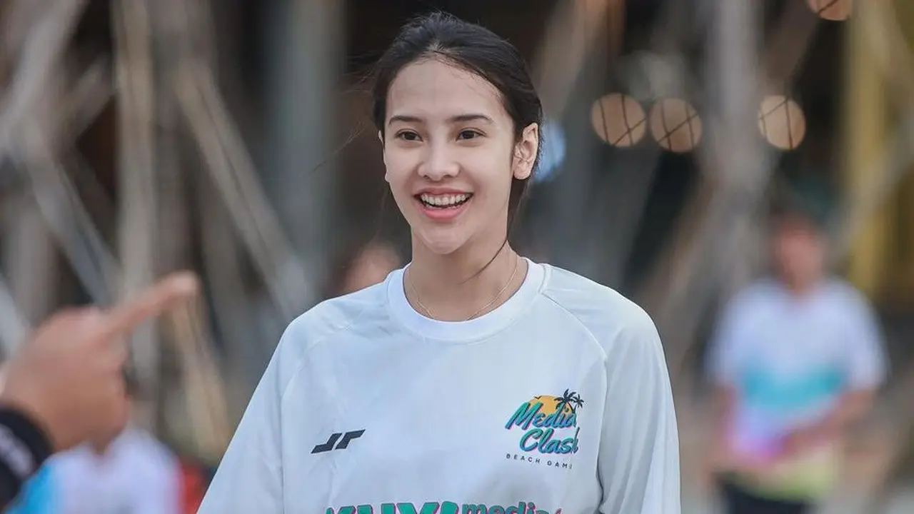 Anya Geraldine main voli pantai [Instagram/anyageraldine]