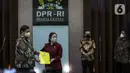 Ketua DPR Puan Maharani (kedua kiri) berfoto bersama Ketua Umum DPP Partai Golkar Airlangga Hartarto (kiri) dengan menunjukkan dokumen usai menyampaikan keterangan pers terkait pergantian Wakil Ketua DPR Azis Syamsuddin di Media Center DPR, Jakarta, Rabu (29/9/2021). (Liputan6.com/Johan Tallo)