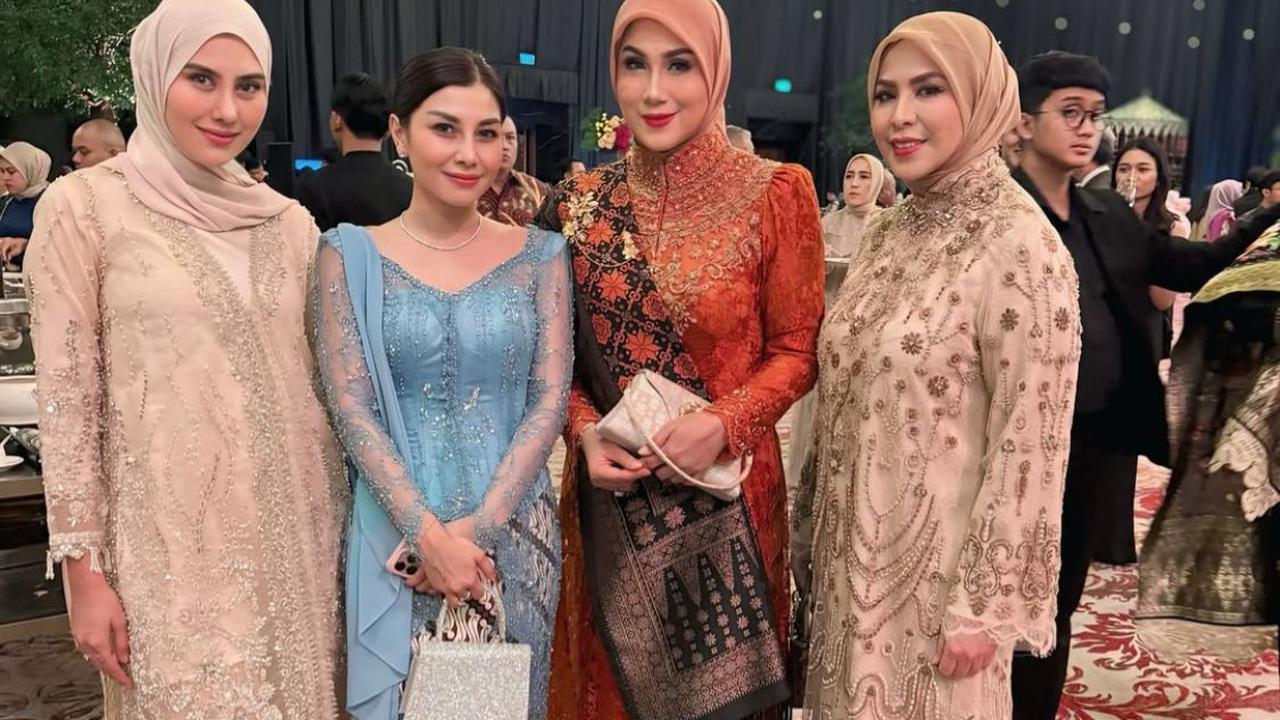 Marini Zumarnis Kenakan Songket Palembang di Kondangan, Netizen Terpukau dengan Pesonanya