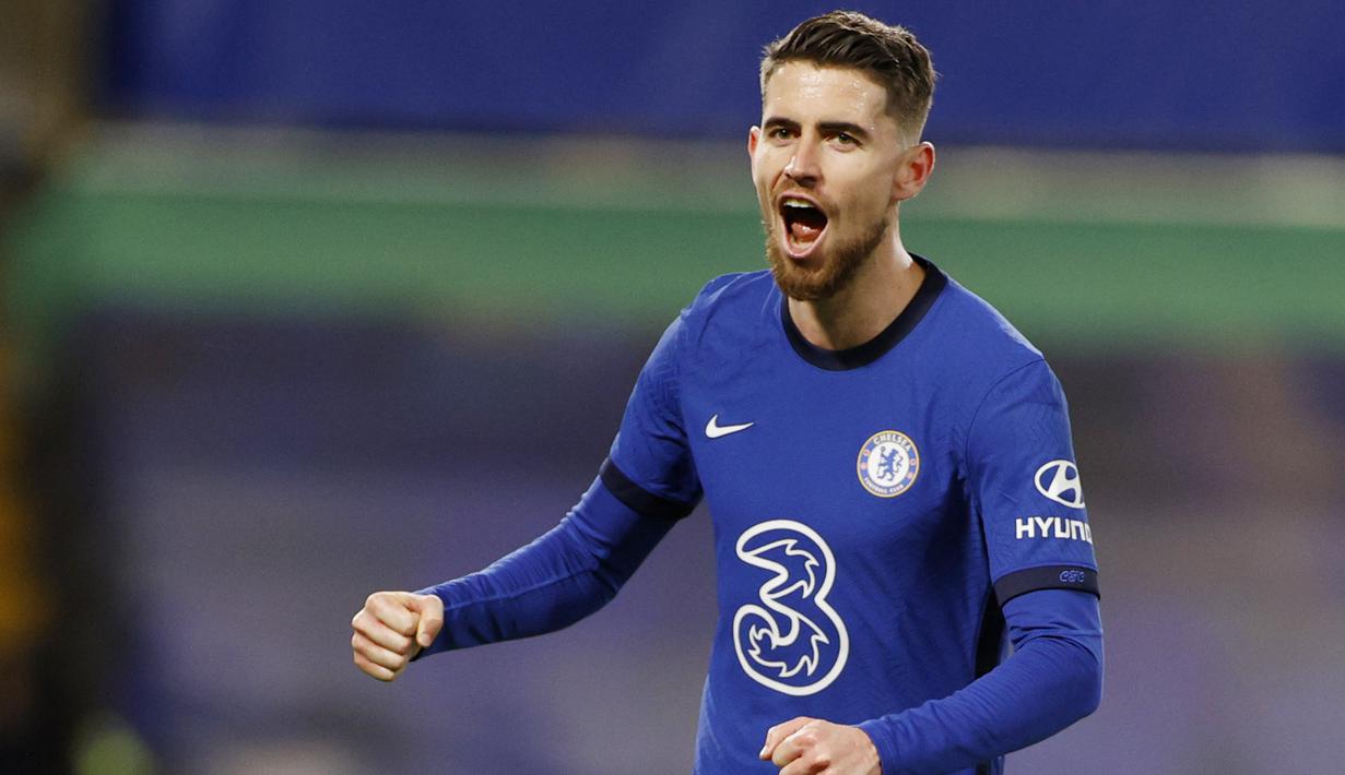 Gelandang Chelsea, Jorginho, melakukan selebrasi usai mencetak gol ke gawang Everton pada laga Liga Inggris di Stadion Stamford Bridge, Senin (8/3/2021). Chelsea menang dengan skor 2-0. (John Sibley/Pool via AP)