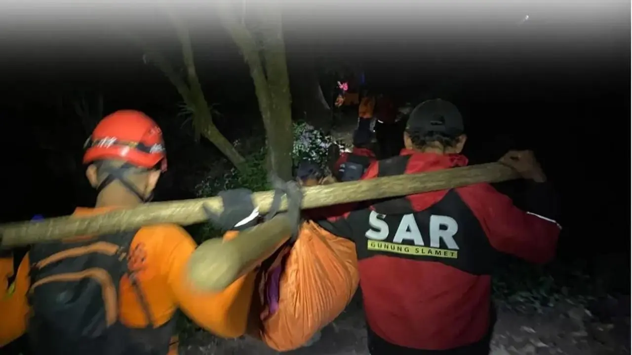 Proses evakuasi pendaki asal Sukabumi yang meninggal di Gunung Slamet.