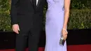 Meski Hollywood Foreign Press Association memberi penghormatan kepada Matt Damon di acara Golden Globe Awards 2016 untuk karyanya di film ‘The Martian’, namun tiga putrinya di rumah lebih tertarik kepada sang istri, Luciana Barroso. (AFP/Bintang.com)