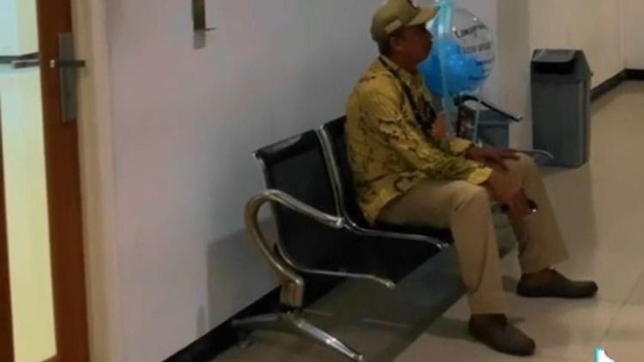 Inilah momen saat seorang ayah menunggu anaknya yang sedang melakukan sidang akhir. Ia menunggu di luar ruangan sambil membawakan hadiah untuk kelulusan putrinya yang sudah di depan mata.