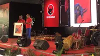 Ridwan Kamil menyerahkan hadiah lukisan untuk Megawati. (Putu Merta Surya Putra/Liputan6.com)