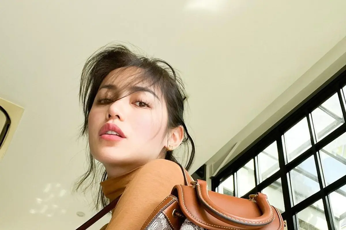Jessica Iskandar tampil modis dan sporty dengan Riya Backpack in Signature Textile Jacquard