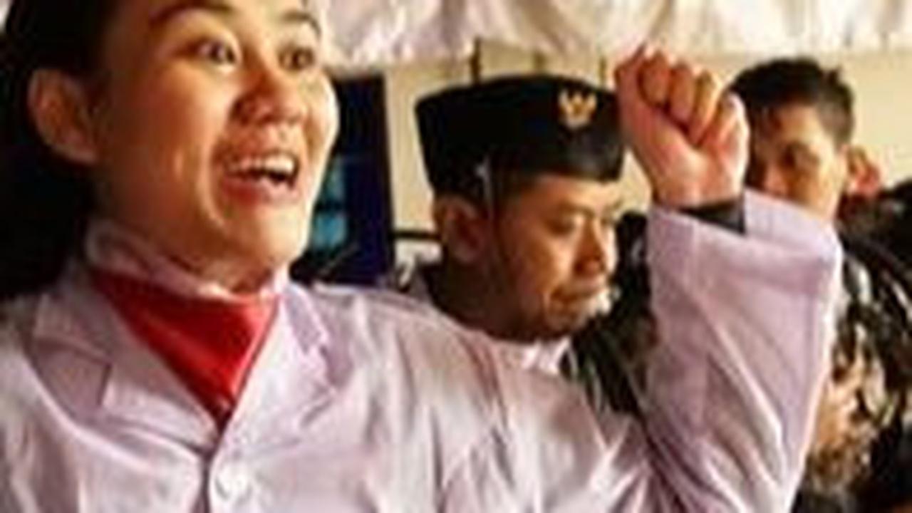 Awalnya, Aaliyah mengakui bahwa ia merasa takut untuk melakukan pengibaran di dalam air. Namun, berkat bimbingan dari pelatih-pelatih yang berpengalaman, Aaliyah yang saat itu berusia 17 tahun akhirnya percaya diri menjalankan tugasnya.