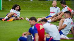 Skuad Tim Matador terlihat santai dan ceria saat sesi latihan tersebut. (AP Photo/Manu Fernandez)