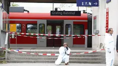 Polisi mengambil gambar di lokasi penyerangan di stasiun kereta komuter S-Bah di Grafing, kota di Munich, Jerman selatan, Selasa (10/5). Penikaman yang dilakukan seorang pria berusia 27 tahun itu dilaporkan menewaskan satu orang. (REUTERS/Michaela Rehle)