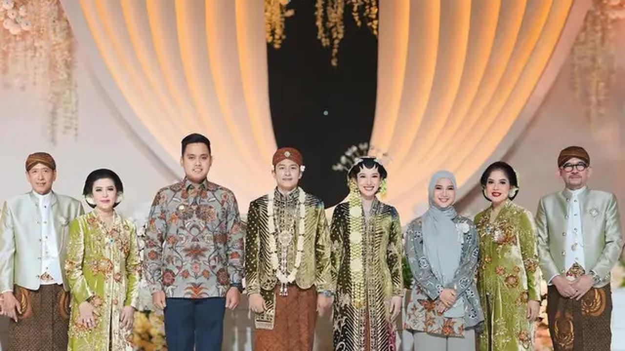 7 Model Baju Batik Hijab Kekinian Chaca Frederica, Inspirasi Gaya Modis Wanita 35 Tahun
