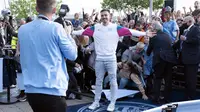 Pemain baru Manchester City, Jack Grealish berpose saat diperkenalkan di Stadion Etihad, Senin (9/8/2021). Manchester City memecahkan ekor transfer Inggris dengan mendatangkan Jack Grealish dari Aston Villa dengan harga £100 juta ($139 juta). (AP Photo/Jon Super)