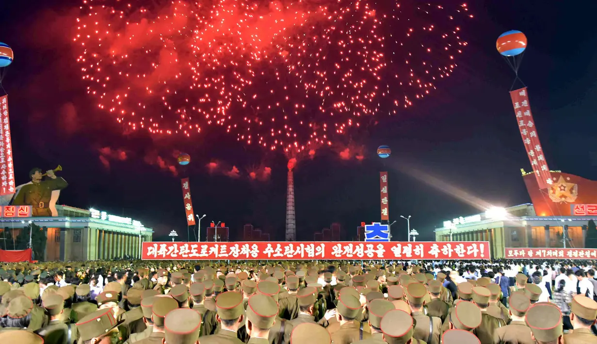 Pesta kembang api saat merayakan kesuksesan peluncuran bom hidregon antarbenua Korut di Kim Il Sung Square, Pyongyang, Rabu (6/9). Bom hidrogen itu disebut dapat melenyapkan seluruh penghuni New York jika dijatuhkan di kota itu. (STR/KCNA VIS KNS/AFP)