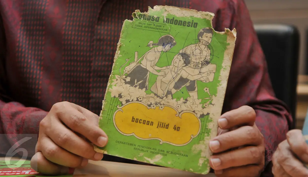 Mendikbud Anies Baswedan memegang sebuah buku peninggalan pencipta boneka Unyil, Pak Raden, di Kantor Kemendikbud, Jakarta, Rabu (23/3). Pihak keluarga ingin meminta bantuan Kemendikbud untuk mengelola aset peninggalan Pak Raden. (Liputan6.com/JohanTallo)