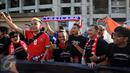 Suporter Indonesia berkumpul jelang menyaksikan laga final kedua Piala AFF 2016 antara Thailand melawan Indonesia di Rajamangala National Stadium, Sabtu (17/12). Laga sebelumnya, Thailand kalah 1-2. (Liputan6.com/Helmi Fithriansyah)