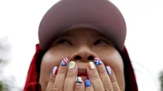 Warga tampak kagum menyaksikan acara pembukaan Olimpiade 2024 di Paris, Sabtu (27/7/2024). (AP Photo/Louise Delmotte)