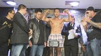 Petinju Daud Yordan, timbang badan jelang perebutan gelar WBO Asia Pasifik dan Afrika. (Bola.com/Vitalis Yogi Trisna)