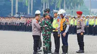 Kapolri Jenderal Listyo Sigit Prabowo dan Panglima TNI Jenderal Agus Subiyanto memimpin Apel Gelar Pasukan Operasi Ketupat Tahun 2024 di Lapangan Silang Monumen Nasional (Monas), Jakarta Pusat. (Nanda Perdana).