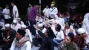 Ustaz Zaki Mirza terlihat hadir dalam tahlilan 40 hari. Ustaz Zaki memberikan ceramah terlebih dulu sebelum akhirnya di mulai tahlil untuk mengirim doa buat mendiang Julia Perez. (Nurwahyunan/Bintang.com)