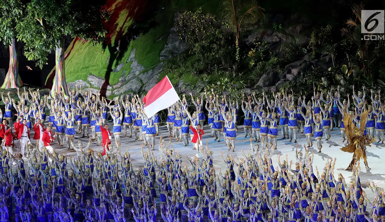 Atlet kontingen Indonesia memasuki stadion pada pembukaan Asian Games 2018 di Stadion Utama Gelora Bung Karno (SUGBK), Jakarta, Sabtu (18/8). Kontingen Indonesia mendapat sambutan meriah penonton yang hadir. (Liputan6.com/Ferbian Pradolo)