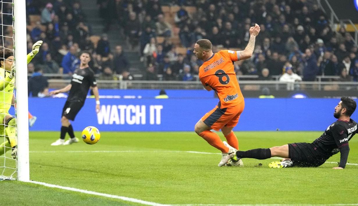 Pemain Inter Milan, Marko Arnautovic, mencetak gol ke gawang Salernitana dalam duel pekan ke-24 Serie A di Stadion Giuseppe Meazza, Sabtu (17/2/2024). Empat gol Inter dicetak oleh Marcus Thuram, Lautaro Martinez, Denzel Dumfries dan Marko Arnautovic. (AP Photo/Luca Bruno)