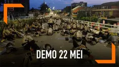 Kericuhan terus berlangsung di sekitar Flyover Slipi, polisi pun terpaksa istirahat dan salat di sekitar lokasi saat kondisi sudah mulai kondusif.