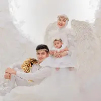 Ria Ricis dan Teuku Ryan jadi Goddess Family ala Yunani di foto keluarga terbaru [@fdphotography90]