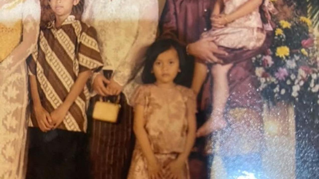 Dalam video tersebut, ia juga mengunggah foto kedua orang tua kandung Tasya dan Reisya. Namun tak dijelaskan penyebab meninggalnya sang kakak dan suaminya ini.