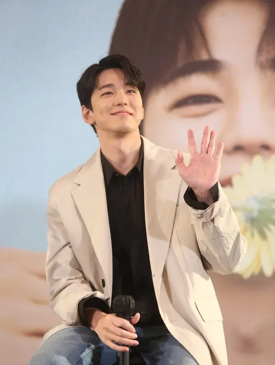 "Mendengar banyak fans di Indonesia, pertama kali bertemu mereka jadi deg-degan sekaligus excited. Waktu di bandara sempat bertemu beberapa penggemar. Nanti akan bertemu di fan meeting, senang sekali," ujarnya saat preskon.