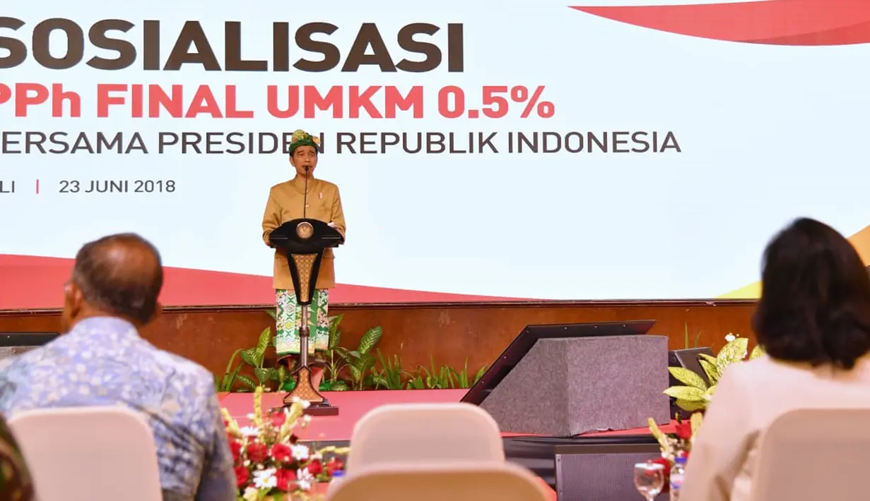 Presiden Jokowi memberikan sambutan pada sosialisasi PPh final UMKM di Sanur, Sabtu (23/6). Mengenakan pakaian adat Bali, Jokowi mensosialisasikan penurunan tarif pajak PPh kepada lebih dari seribu pelaku usaha. (Liputan6.com/Pool/Biro Pers Setpres)