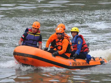 Tim rescue gabungan DKI Jakarta melakukan gladi bersih tanggap bencana DKI Jakarta Tangguh tahun 2023 di aliran sungai Kanal Banjir Timur (KBT), Jakarta Timur, Sabtu (17/6/2023). (merdeka.com/Imam Buhori)