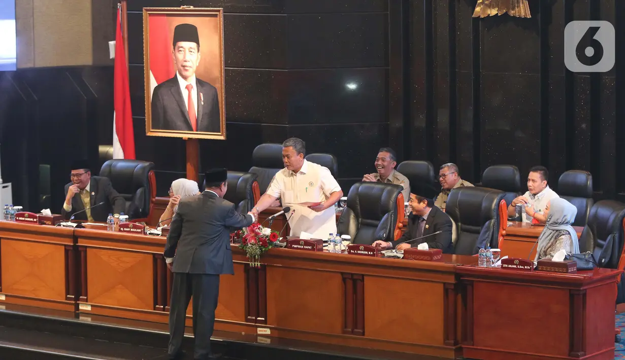 Ketua DPRD DKI Jakarta Prasetyo Edi Marsudi memipin sidang Rapat Pimpinan Gabungan (Rapimgab) terkait tiga nama calon Penjabat (Pj) Gubernur pengganti Anies Baswedan di Gedung DPRD DKI Jakarta, Selasa (13/9/2022). Rapimgab yang dihadiri oleh pimpinan sembilan fraksi memutuskan tiga nama yang akan diberikan kepada Menteri Dalam Negeri, yakni Heru Budi Hartono, Bahtiar, dan Marullah Matali. (Liputan6.com/Herman Zakharia)