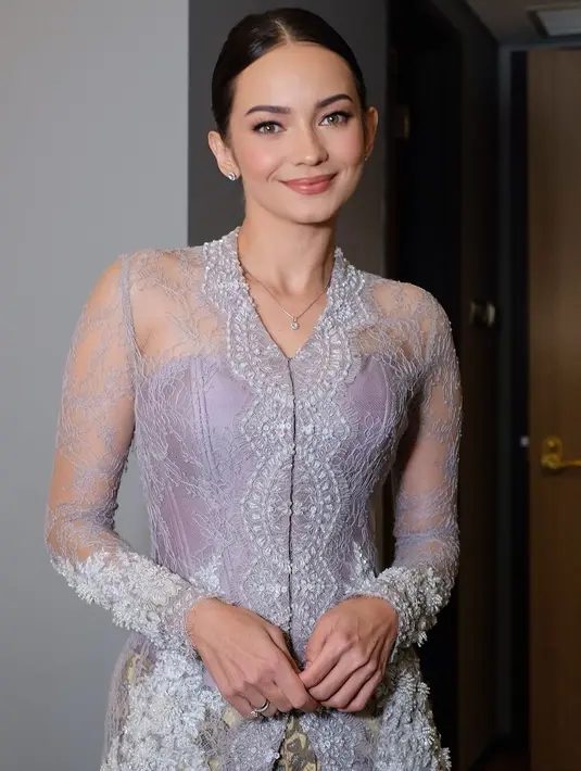 Tak hanya busana yang menambah pesona Enzy, riasan wajah yang diaplikasikan oleh makeup artist Philipe Karunia juga memberikan tampilan yang sempurna. Makeup-nya terlihat natural namun tetap mempertegas fitur wajahnya, terutama pada area mata yang dipoles lembut, menambah daya tarik di setiap senyum yang ia berikan. [@enzystoria/@philipekarunia].
