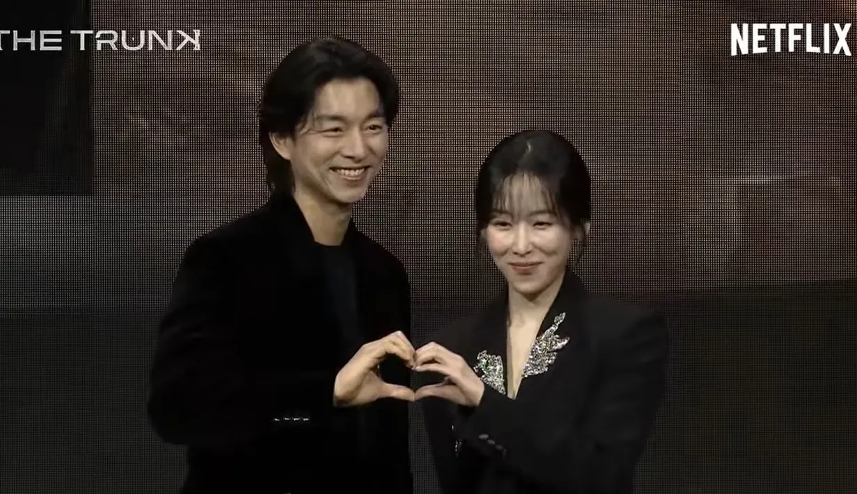 <p>Gong Yoo dan Seo Hyun Jin tampak sangat serasi dengan busana serba hitam yang dikenakan. (Foto: Netflix)</p>