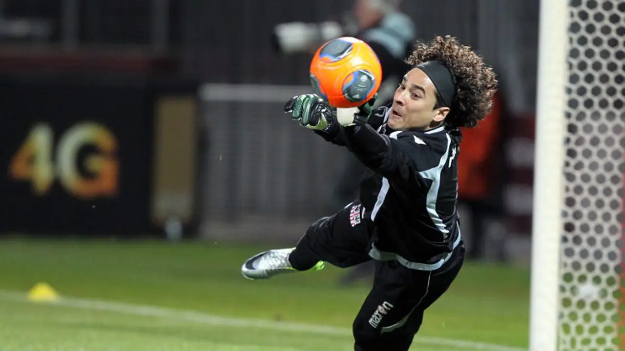 Ochoa follow Twitter Liverpool