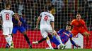 Pemain Bayern Munchen Robert Lewandowski mencetak gol ke gawang Barcelona pada pertandingan Grup E Liga Champions di Stadion Camp Nou, Barcelona, Spanyol, Selasa (14/9/2021). Bayern Munchen menang 3-0. (AP Photo/Joan Monfort)