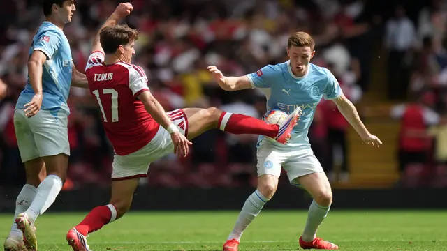 Pemain Arsenal Christos Tzolis (tengah) dan pemain Manchester City Elliot Anderson (kanan)