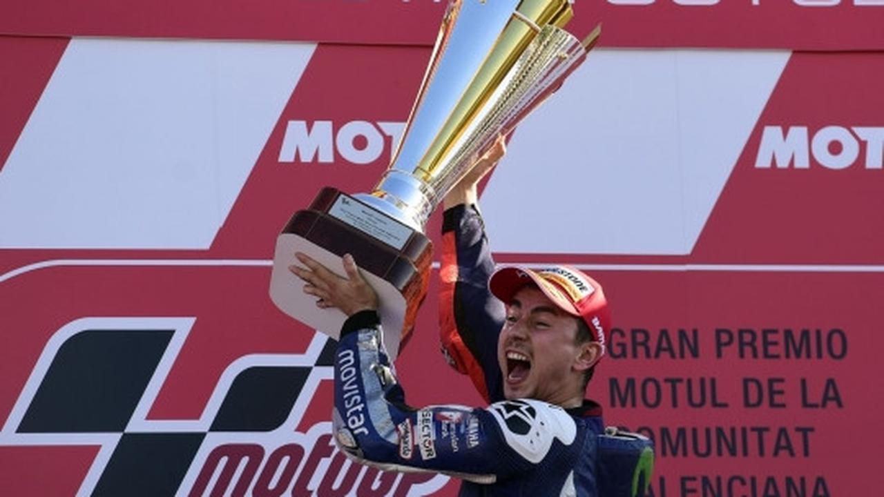 Lorenzo angkat trofi juara dunia MotoGP 2015