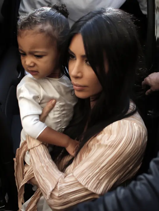 Meskipun dapat beberapa fasilitas hingga busana mewah untuk buah hati Blac. Rupanya, anak pertama Blac akan memperoleh kehidupan mewah seperti anak dari Kim dan Kourtney. (AFP/Bintang.com)