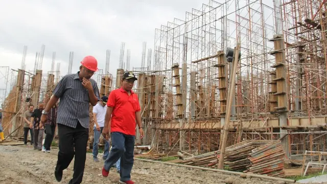 Bupati Purbalingga Tasdi, saat meninjau proyek di akhir tahun 2017, termasuk pembangunan Purbalingga Islamic Center (PIC) yang kini diduga menjeratnya dalam sangkaan korupsi. (Foto: Liputan6.com/Dinkominfo PBG/Muhamad Ridlo)