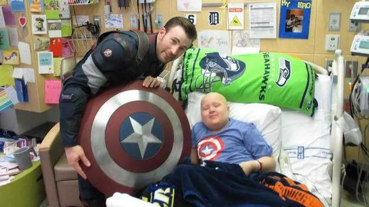 Chris Evans Pakai Kostum Captain America di Rumah Sakit Anak