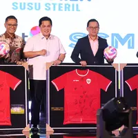 Seremonial perpanjangan kerja sama antara SCM dengan PSSI dilakukan dalam PSSI Partner Summit 2024 di Hotel Park Hyatt, Jakarta Pusat, pada Senin (16/12/2024). (Bola.com/Abdul Aziz)