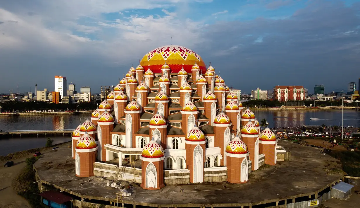Foto udara menunjukkan pemandangan Masjid 99 Kubah selama bulan suci Ramadhan di Makassar (18/4/2021). Kubah-kubah itu ditata bertingkat dengan warna-warna terang, seperti merah, jingga, dan kuning. Masjid ini memiliki tiga area yang bisa digunakan jemaah. (AFP/Indra Abriyanto)