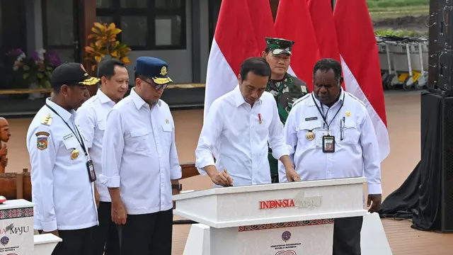 Presiden Joko Widodo (Jokowi) didampingi Menteri Perhubungan Budi Karya Sumadi meresmikan Bandara Ewer di Kabupaten Asmat, Papua Selatan, Kamis (5/7/2023). (Dok Kemenhub)