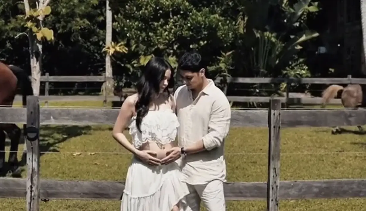 Dengan gaya bohemian yang ditampilkan, konsep boho chic Alyssa bisa hadirkan inspirasi gaya untuk maternity shoot. [Foto: instagram/ Alyssa]
