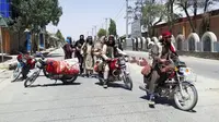 Pejuang Taliban berpatroli dalam Kota Ghazni, barat daya Kabul, Afghanistan, Kamis (12/8/2021). Taliban merebut kota strategis tersebut yang berjarak hanya 150 kilometer dari Ibu Kota Kabul. (AP Photo/Gulabuddin Amiri)