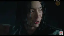 Dalam teaser Eun Seom, pertarungan sengit terungkap saat dia memutuskan untuk menjadi Aramoon Haesulla. "Untuk Tan Ya, dan untuk rakyatku!" ucapnya. (Foto: YouTube/ tvN drama)