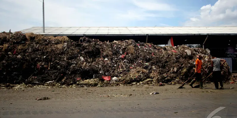 Sampah Menggunung di Pasar Kramat Jati