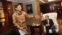 Kepala Staf Kepresidenan, Luhut Binsar Pandjaitan (kiri) berbincang dengan Ketua DPR RI Setya Novanto, Jakarta (2/4/2015). Kedatangan Luhut dalam rangka berkordinasi terkait pelaksanaan dan peringatan KAA ke-60 di Bandung. (Liputan6.com/Helmi Afandi)