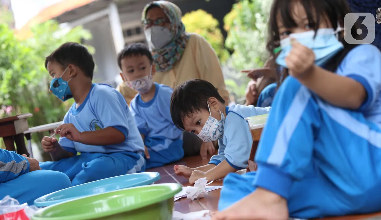 Sejumlah murid Pendidikan Anak Usia Dini (PAUD) Anyelir Karang Tengah mengikuti kegiatan belajar di luar ruangan di kota Tangerang, Kamis (18/11/2021). Mereka terpaksa belajar di teras lantaran gedung untuk PAUD Anyelir dikunci oleh Ketua RW dan diharuskan membayar. (Liputan6.com/Angga Yuniar)