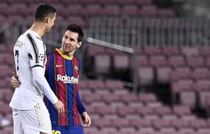 Striker Barcelona berbincang dengan penyerang Juventus, Cristiano Ronaldo, pada laga Liga Champions di Stadion Camp Nou, (8/12/2021). (AFP/Josep Lago)