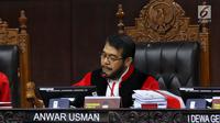 Ketua Majelis Hakim Mahkamah Konstitusi, Anwar Usman memimpin sidang perdana sengketa Pilpres 2019 di Mahkamah Konstitusi (MK), Jakarta, Jumat (14/6/2019). Sidang itu memiliki agenda pembacaan materi gugatan dari pemohon, yaitu paslon 02 Prabowo Subianto-Sandiaga Uno. (Lputan6.com/Johan Tallo)